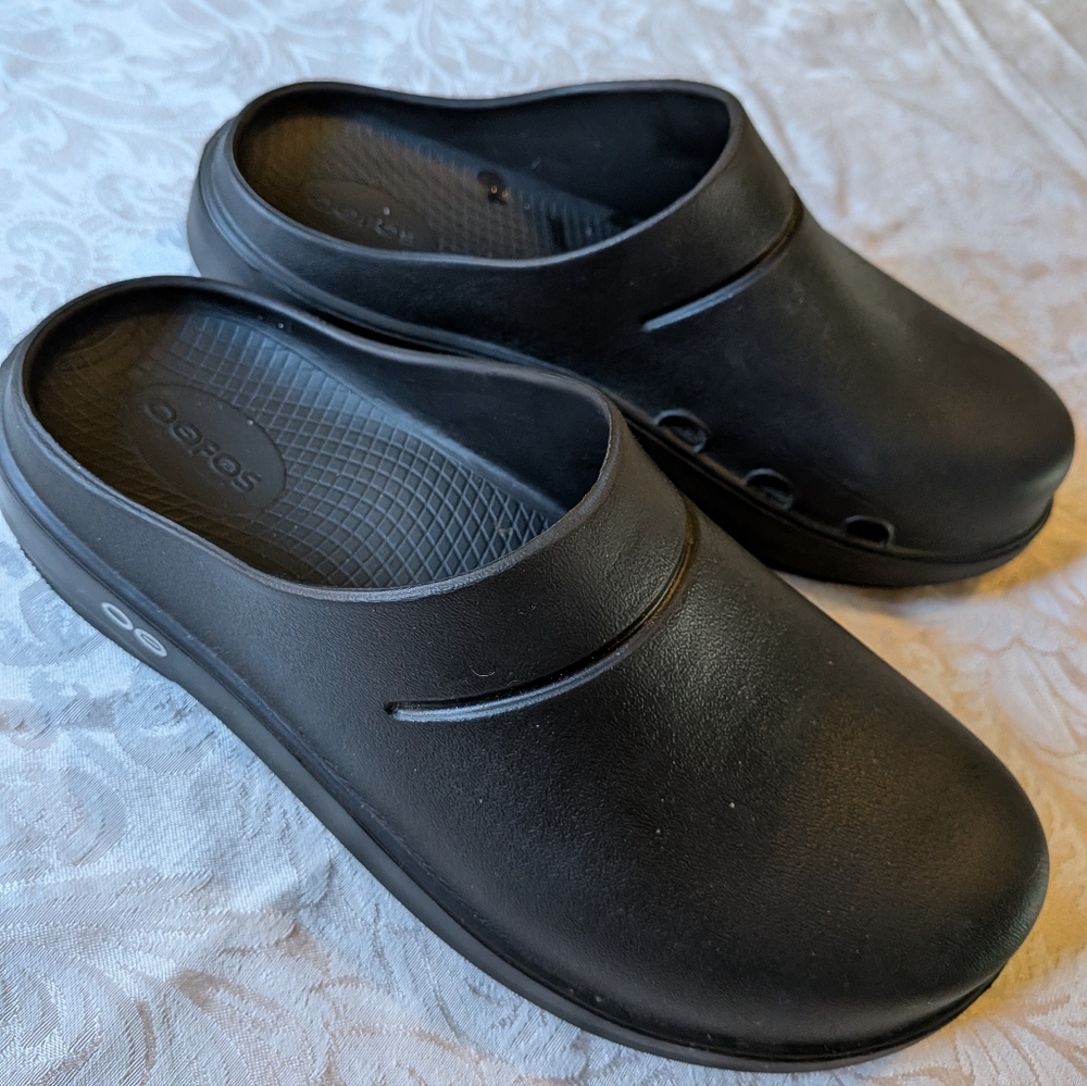 OOFOS Woman's Black Slip-On Clogs